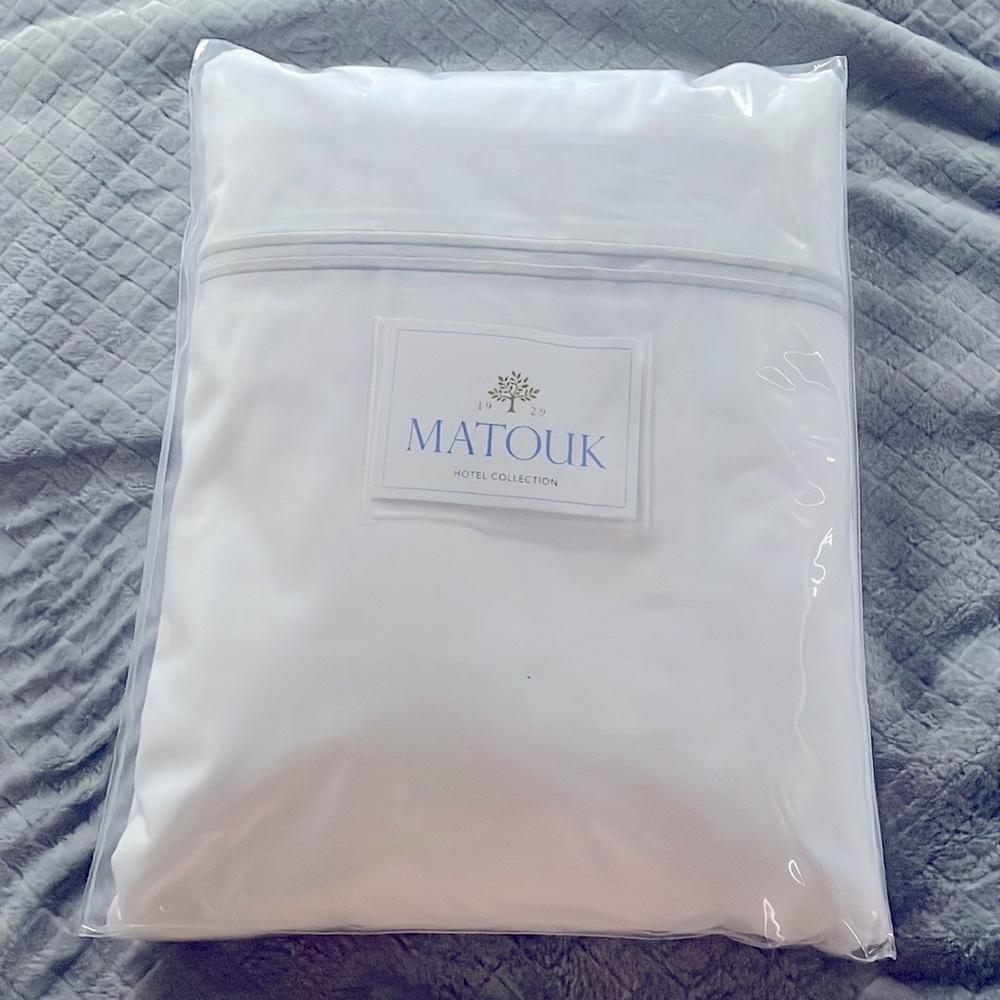 Matouk Luxury hotel collection Queen 1Sierra 2 line white set with silver lines.